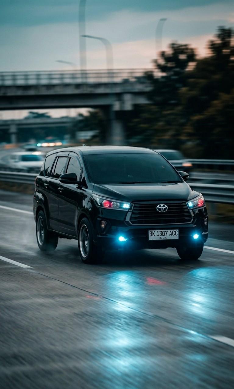 Sewa Mobil Innova Reborn Medan Plus Driver Pilihan Tangguh & Cepat Perjalanan Jalan Tol
